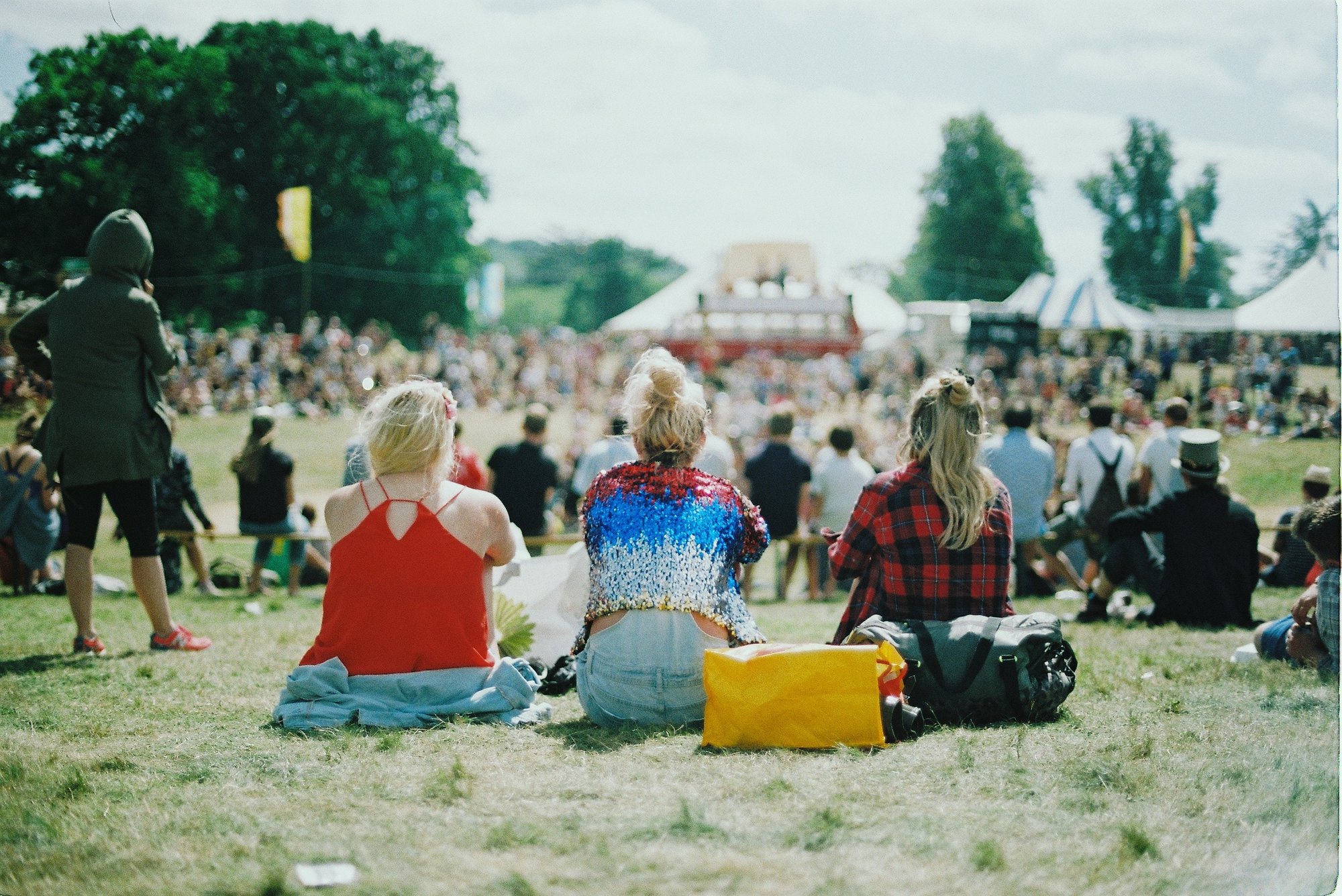 GEEN TOMORROWLAND VOOR DIE VAN ONS! Hoe je als ouder kan omgaan met al die gevaarlijke verlokkingen op festivals en andere feestjes. cover