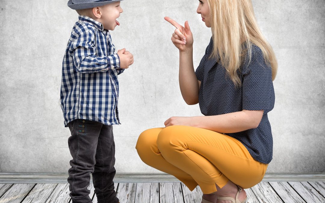 KINDEREN ‘LEREN’ NIET VAN STRAFFEN. MAAR WAT DOE JE DAN WEL OM JE KLEINE HOOLIGAN AF TE GRENZEN?