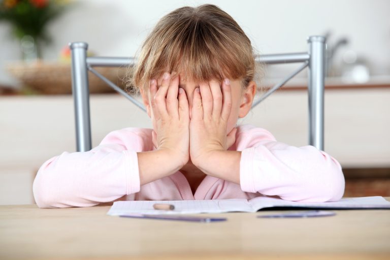OPVOEDEN IN CORONA-TIJDEN 🦠. Dag 8: Als thuisonderwijs niet evident is… dan gaan we de lat gewoon lager leggen en mild zijn voor mekaar.