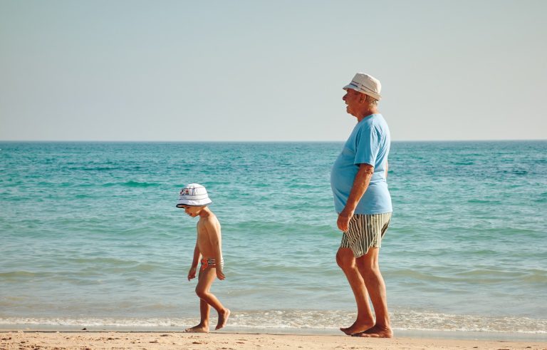 OMA EN OPA ALS OPPAS: 4 redenen waarom dit voor je kind écht een zaligheid is en het jou af en toe stress bezorgt.
